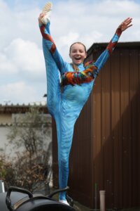 Lara Andrew ist für die Weltmeisterschaften Voltigieren nominiert. | © D. Matthaes