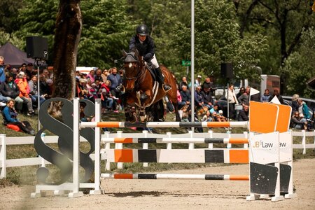 Moni Niederländer springt zum Sieg im Amazonen-S*. | © Janina Sanwald.