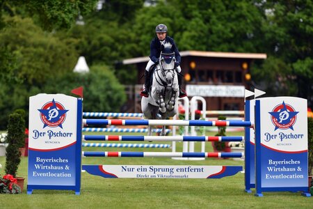 Auf dem Sprung zum Sieg: Michael Jung und fischer DuoPower | © Dill