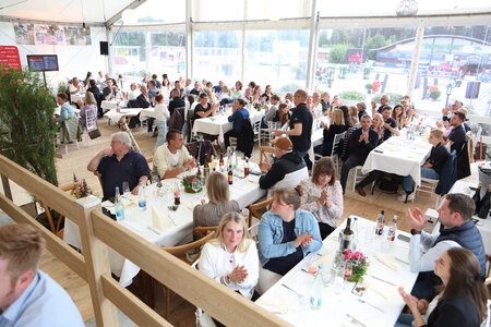 Auf das richtige Pferd gesetzt: Der Empfangsabend bei den Winterlingen Winners war ein voller Erfolg. | © Roger Müller