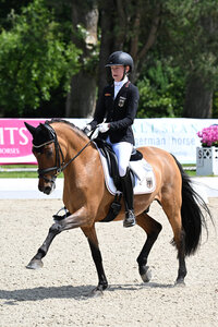 Mit Nasdaq trabt Maya Wächter aufs Podium. | © Mirka Nielksen