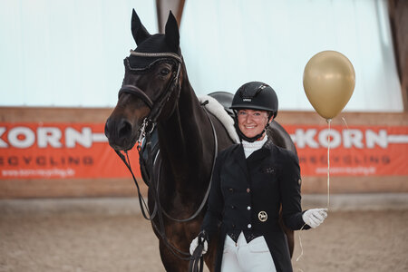100 goldene Luftballons schmückten für Leonie Moll das Viereck. | © Wolff