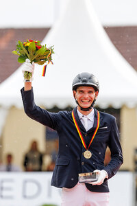 Noah Kuhlmann freute sich mit Staatslegende bei den Deutschen Meisterschaften der Para-Dressurreiter über Bronze. | © Lafrentz