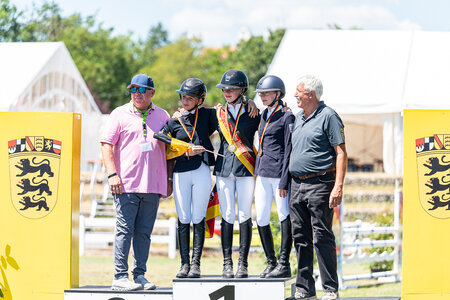 Die Meister der Children mit Sportdirektor Uli Collée (links) und Veranstalter Clemens Scherzinger (rechts). | © Claretta Lukas