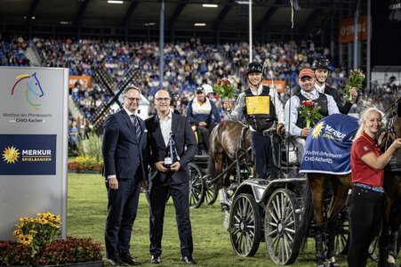 Die drei, die ihrer Konkurrenz mit Abstand davon galoppierten: Michi Brauchle an den Leinen und Richard Vogel sowie Calvin Böckmann im Sattel. Sie siegten in der kombinierten Prüfung, dem MERKUR SPIELBANKEN-Cup. | © CHIO Aachen/Jasmin Metzner