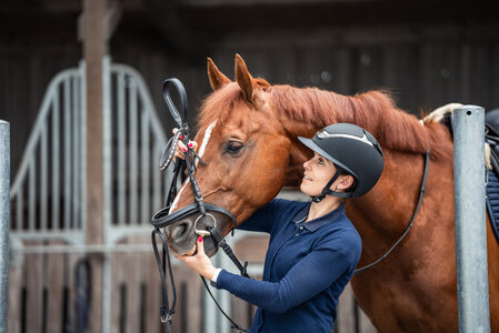Arbeit mit dem Pferd - das muss nicht nur ein Hobby bleiben. Für die Zukunft der Pferdebranche braucht es engagierten Nachwuchs als Fachpersonal. Mit der Ausbildung zum Pferdewirten gibt es vielfältige Möglichkeiten den Beruf zu erlernen. Informieren Sie sich über das Angebot der Bundesvereinigung der Berufsreiter!  | © corajennissen (frei)