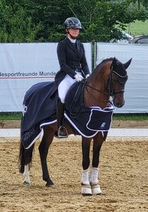 Vera Breidenbach mit Körkommissar | © privat