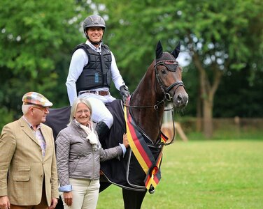 Trakehner Geländechampion der Fünfjährigen wurde der gekörte Berlioz v. Zauberdeyk unter dem Sattel von Sven Lux. Der Hengst steht im Besitz des Haupt- und Landgestüts Marbach und Landoberstallmeisterin Dr. Astrid von Velsen-Zerweck nahm vor Ort die Glückwünsche von Josef Kirchbeck, Vorstandsmitglied des Trakehner Verbandes, entgegen | © Bauernschmitt