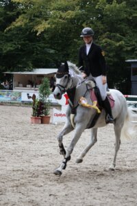 Maximiliane Fimpel reitet bei den Junioren vorneweg | © Alles Fotos: D. Matthaes