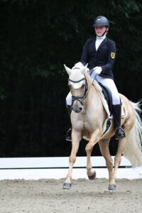 Nina Bäuerle und Die Zaubermaus NRW führten die Ponyreiter in der Pflicht an. | © D. Matthaes