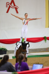 Alice Layher erwischte bei der Europameisterschaft Voltigieren einen guten Auftakt. | © Julian Spilker