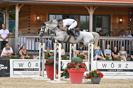 Im Springparcours gehen zwei- und vierbeinige Größen an den Start. | © TeamMyrtill/Presse