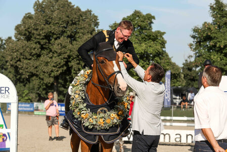 Das Goldene Reitabzeichen für Christian Pfeifer | © Janina Sanwald