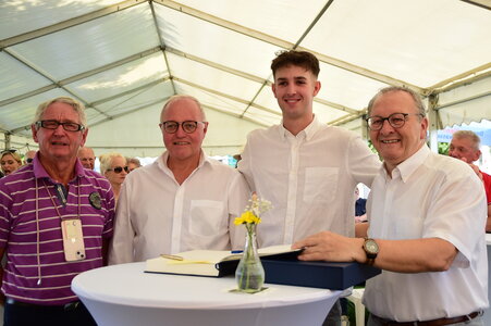 Moritz Treffinger mit (v.l.) Uli Burger, Roland Kern und Bürgermeister Thomas Nowitzki | © Mimi Jaufmann