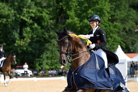 Jana Lang und Baron sichern sich auch bei der iWEST Dressur Cup Qualifikation auf dem Waldhauser Hof die volle Punktzahl. | © Dill