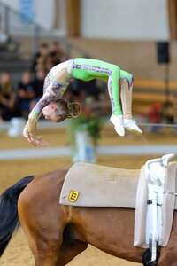 Jule Genthner sichert sich Rang acht bei den Deutschen Meisterschaften im Voltigieren. | © Julian Spilker