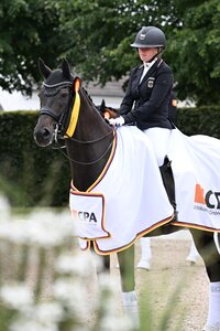 Clara Kohoutek freute sich mit Dark Dancer bei den Deutschen Jugendmeisterschaften in der zweiten Wertungsprüfung über den Sieg. | © Mirka Nilkens