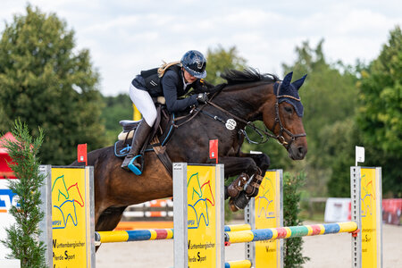 Hannah Beck holt sich mit Carlina die Goldmedaille im U16-Championat. | © Claretta Lukas/Bambifotografie