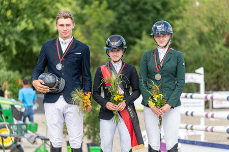 Die Württembergischen Meister der Junioren (v.l.n.r.): Nick Semler (2), Gabriella These (1) und Zoe Sophie Lissner (3). | © Claretta Lukas/Bambifotografie