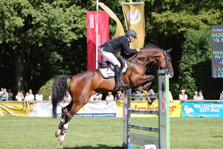 Schnell und schön: Nick Armbruster auf dem Weg zur 9,0 | © D. Matthaes