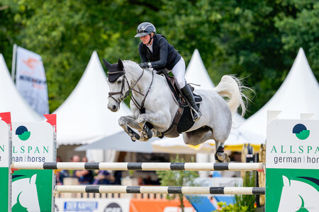 Pia-Luise Baur sprang mit SMA Disney bei den achtjährigen Springpferden in die Top5. | © Christian Beeck Pia-Luise Baur sprang mit SMA Disney bei den achtjährigen Springpferden in die Top5. | © Christian Beeck