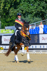 Next Dancer C und Michele Schulmerig konnten den ersten Champion-Titel der diesjährigen Bundeschampionate bei den dreijährigen Reitponystuten und -wallachen sichern. | © Equitaris Next Dancer C und Michele Schulmerig konnten den ersten Champion-Titel der diesjährigen Bundeschampionate bei den dreijährigen Reitponystuten und -wallachen sichern. | © Equitaris