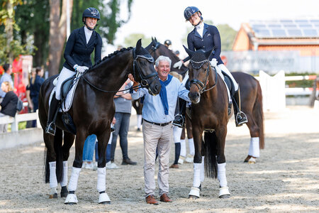 Anna Casper und Carina Harnisch freuten sich im Finale der fünfjährigen Dressurpferde über Top-Platzierungen. | © Lafrentz Anna Casper und Carina Harnisch freuten sich im Finale der fünfjährigen Dressurpferde über Top-Platzierungen. | © Lafrentz