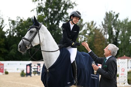 Tara Plewa wurde beim Dressur- und Springturnier auf Gut Ising das Goldene Reitabzeichen verliehen. | © Puschak