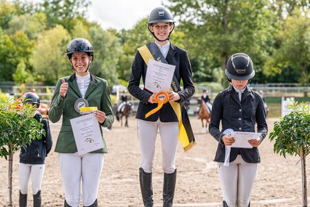 Strahlende Siegerinnen nach dem Springen der U16-Wertung | © Claretta Lukas