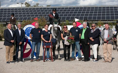 Verleihung des Goldenen Reitabzeichens an Anne Götter | © Ronja Prokop
