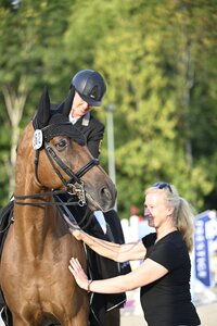 Tanja Gerber neulich bei ihrem S-Sieg in Schopfheim mit Richterin und Verbandspräsidentin Iris Keller | © Karin Kutrona