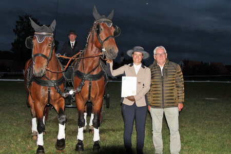 Claudia Gschwind hat das Goldene Fahrabzeichen im Rahmen des Turniers in Pfaffenhausen von Eddy Stöferle übergeben bekommen. | © Martin Stellberger