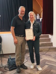 Iris Keller hat von Frank Wehrlin die Verbandsehrennadel in Silber des Pferdesportverbands Südbaden verliehen bekommen. | © Verband