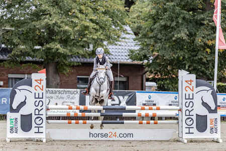 Moritz Steimle darf gleich beide Finale der Horst-Gebers-Ponytour bestreiten. Mit Schimmelstute Janne war er im Einlaufspringen der Small Tour erfolgreich. | © Maike Klüter