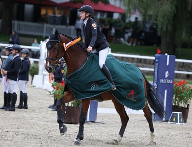 Sophie Hotz und ihr Borneo - auf dem Weg nach oben.  | © Roger Müller