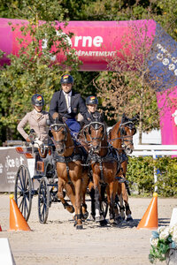 Steffen Brauchle und sein Pony Vierspänner konnten durch eine fehlerfreie Vorstellung im Kegelparcours sowohl Einzel- als auch Mannschaftssilber bei der Weltmeisterschaft der Ponyfahrer sichern. | © FEI/M.Guillamot