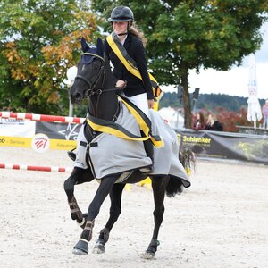 Im Sattel ihres aktuellen Erfolgspferdes Chelsea nahm Rieslinge ihr neues Schmuckstück in Empfang. | © Roger Müller