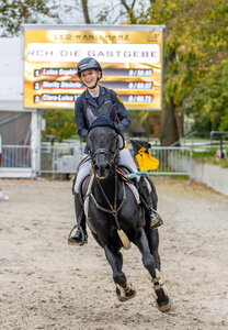 Da strahlt sie: Luisa Sophie Roth und Black Jack als Siegerpaar auf der Ehrenrunde. | © Daniel Hasenkrug