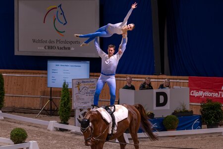 Laura Eisemann und Simon Reber zeigen ihre Hebefigur am Ende der Kür | © Oliver Würth/ olicioushots