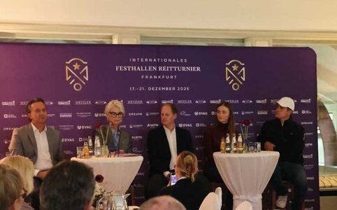 v.l. Parcourschef Olaf Petersen, Ann-Kathrin Linsenhoff, Matthias-Alexander Rath, Semmieke Rothenberger und Jörg Oppermann.  | © D. Matthaes v.l. Parcourschef Olaf Petersen, Ann-Kathrin Linsenhoff, Matthias-Alexander Rath, Semmieke Rothenberger und Jörg Oppermann.  | © D. Matthaes