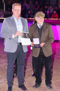 Aus den Händen von Carsten Grill bekommt Manfred Weber die Graf Landsberg-Velen-Medaille in Bronze verliehen. | © D. Matthaes
