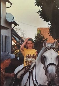 Aus diesem Kind ist heute ein Spitzenreiter geworden. Doch um wen handelt es sich?