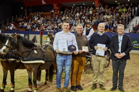 Patrick Harrer wurde in Münster mit dem FN-Ehrenzeichen in Silber ausgezeichnet für die Erfolge bei der Ponyfahrer-WM 2025. | © Nina Krug