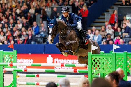Fischerheros Z und Michael Jung fliegen zu einem starken zweiten Platz der Qualifikation zum Weltcup-Springen der PARTNER PFERD. | © Lafrentz