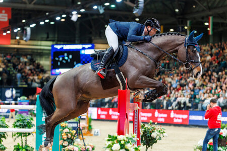 Michael Jung und Fischerheros Z sprangen in der Weltcup-Wertung der PARTNER PFERD in Leipzig zu einem starken sechsten Platz. | © Lafrentz