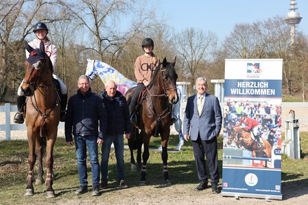 Vorreiter für das Maimarkt-Turnier 2026. Die U25-Reiterinnen Alia Knack und Britt Roth, Peter Hofmann (r.) und die beiden Trainer Peter Teeuwen und Reitmeister Karl-Heinz Streng | © D. Matthaes