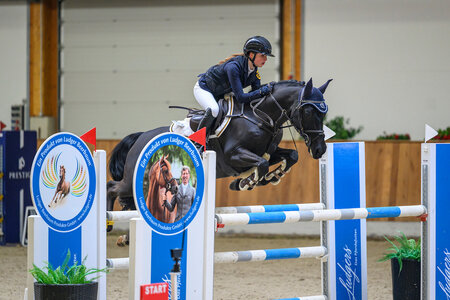 Luisa Sophie Roth und Black Jack sprangen im Finale des Bundesnachwuchschampionats in die Platzierung. | © Equitaris