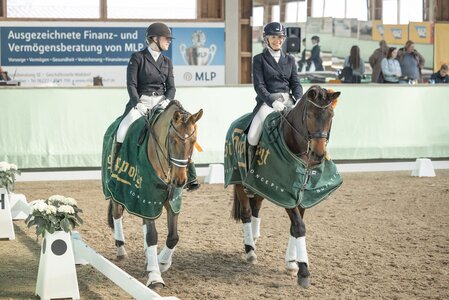 Kopf an Kopf in der ersten Prüfung der Walldorfer Amateurtour: Nadja Bühler und Patricia Borst | © www.taliaklefenz-fotografie.de