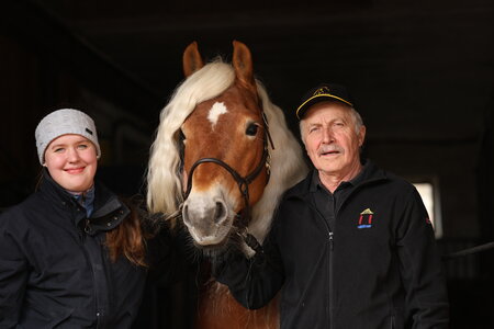 Besitzerin Katharina mit Waaris-Z und Kurt Antes | © Paschke