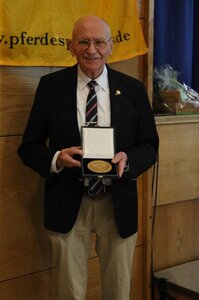 Keiner kennt den Kampf gegen die Pferdesteuer so gut wie Rolf Berndt. Die Reiter setzen nun wieder einmal große Hoffnungen in ihn.  | © D. Matthaes